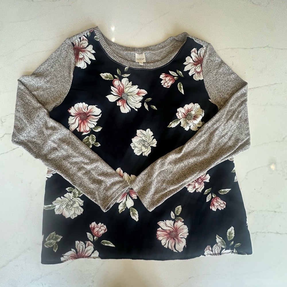 Kaileigh Navy Floral Top with neutral Accents